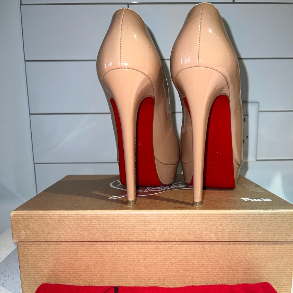 Christian Louboutin Bianca pumps in nude patent leather